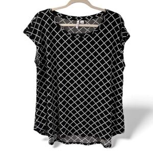 Elle Black & White Geometric Print Stretch Knit Top